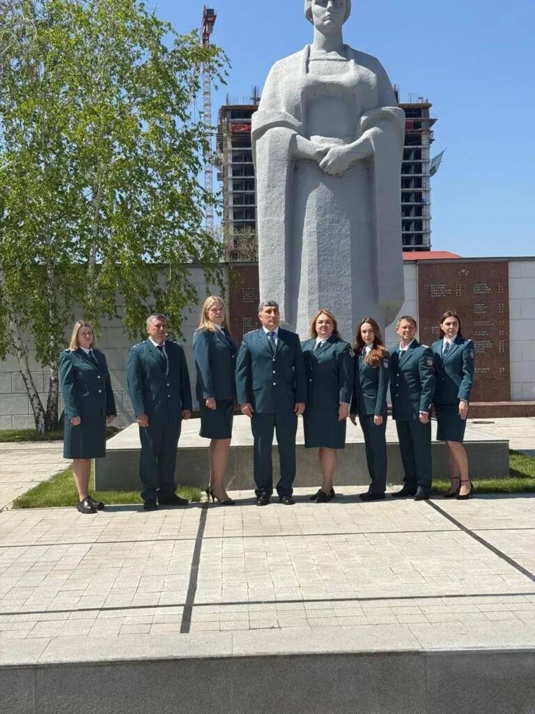Саркисян Арсен Размикович с коллективом ИФНС № 3 у мемориала на площади Памяти Героев