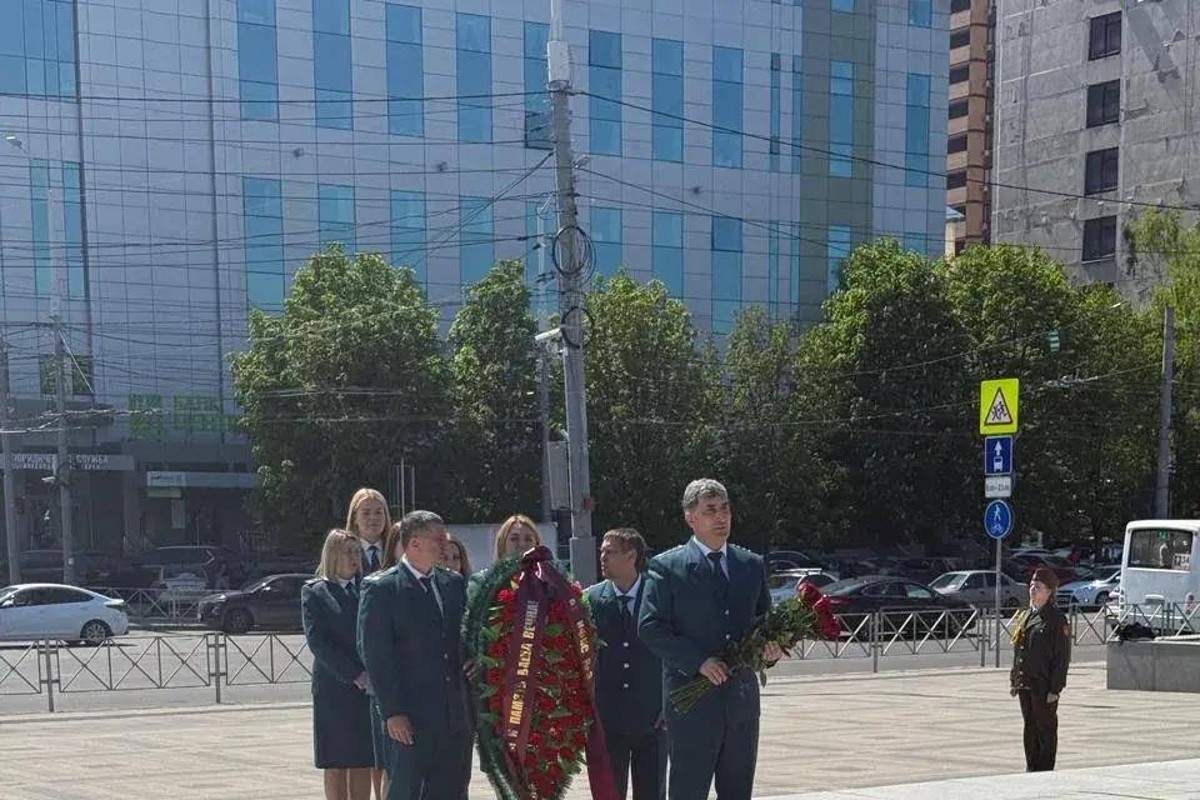 Саркисян Арсен Размикович при возложении венка к Вечному огню 9 мая Саркисян Арсен Размикович при возложении венка к Вечному огню 9 мая